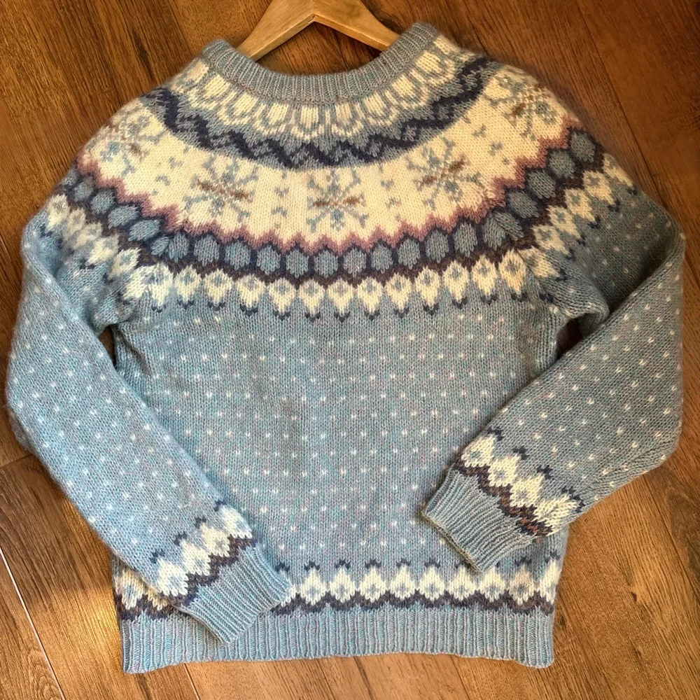 Vintage Woolrich Women's Wool Fair Isle Snow Flake Sweater. Size Medium - Picture 3 of 7